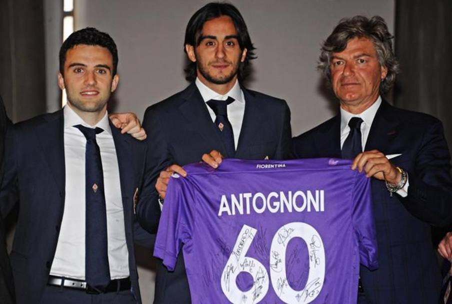 E non pu mancare l&#39;omaggio della Fiorentina: qui Rossi e Aquilani. Ansa